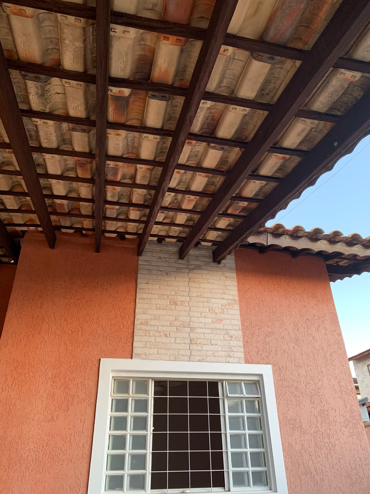 Detalhe de pintura de parede externa com acabamento profissional