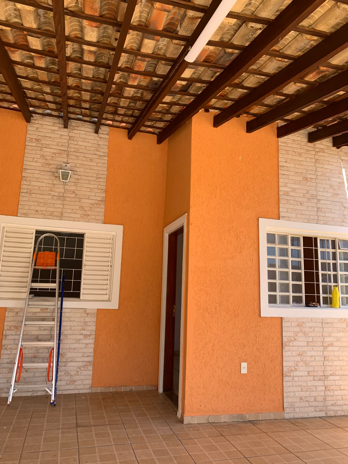 Pintura externa de área gourmet com textura laranja em Itupeva